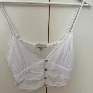 Vit topp - Gullig vit topp från stradivarius i storlek M. Knappt använd så fint skick 