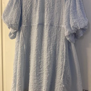 Klänning/ tunika från H&m  - Kort klänning, lite längre bak kan användas som tunika från H&m. Dragsko bak och på framsidan. Strl M, aldrig använd. Köparen står för frakt