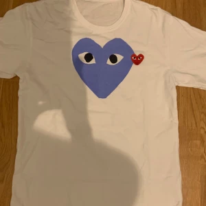 PLAY T-shirt blue heart - Säljer en snygg Play T-shirt med blått hjärta i storlek S.  Passa på att få ett unikt plagg till ett bra pris!
