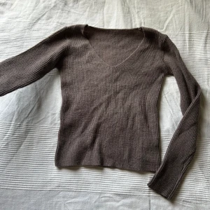 Stickad tröja - Stickad tröja i storlek xs men är ganska stretchig. Lapparna avklippta