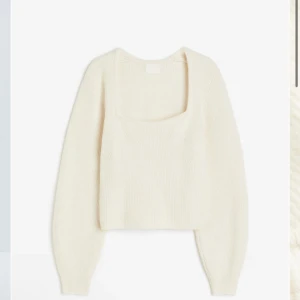 Mjuk tröja - Sååååå mjuk o mysig💖Från hm Köpte den i vintras. För 250-300 tror jag. Säljer för att den kom till mindre användning än vad jag hade hoppats och för att den ej är min stil längre . Hör av er för fler bilder! 💗Mer creme färg än vit!
