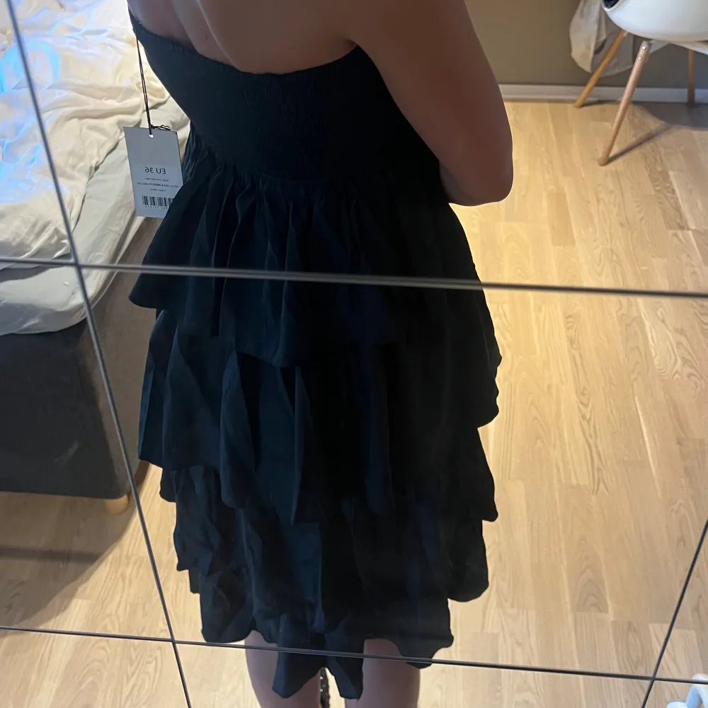 Säljer denna suuuuperfina slutsålda kjolen från nakd. Funkar även som en bandeau klänning! 😍🖤 Helt oanvänd så i toppen skick!! Nypris 499. Kjolar.