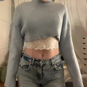 Croppad stickad tröja - En Croppad stickad tröja ifrån zara som är perfekt att lagra med ett spetslinne under.