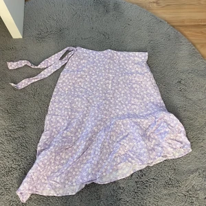 Lång kjol - Inte använd ( lappen är kvar) En lila lång kjol