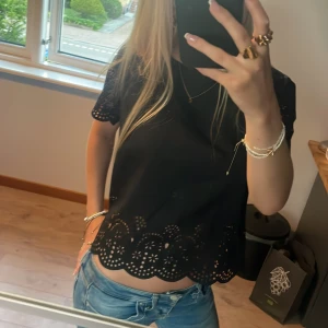 Topp med detaljer - Unik tröja med söta detaljer