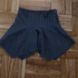 Kjol från Urban outfitters  - Snygg kjol som tyvärr inte kommer till användning💋ser blå ut på bilden men är grå i verkligheten 