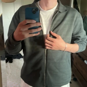 Zip up - Grön/grå zip up från Zara i mycket fint skick! Strl L