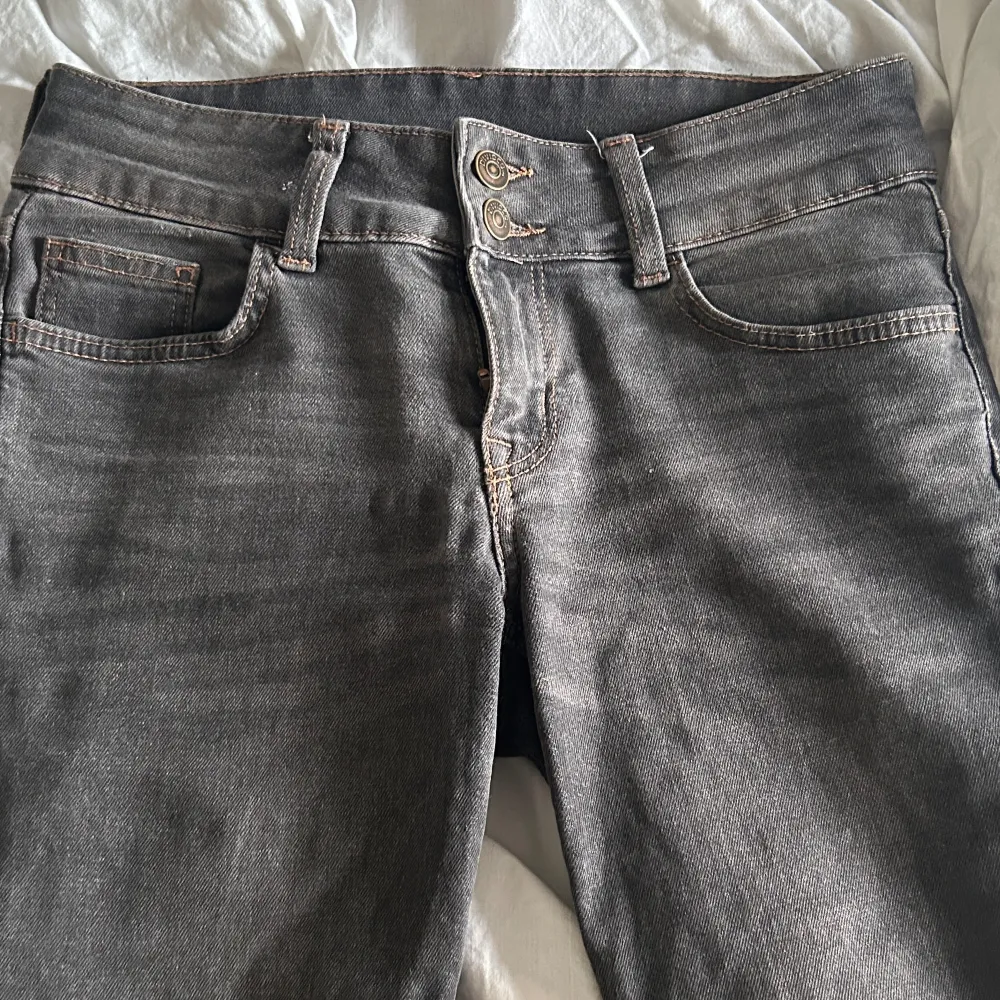 jätte fina lågmidjade jeans med knapp fickor från hm i storlek 34. använda ett fåtal gånger . Jeans & Byxor.