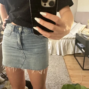 Jeanskjol H&M - Säljer denna dä fina jeans kjol från H&M, den är i nyskick. Strl 36🤗🤗
