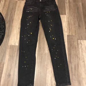 Jeans - Jeans med färg, tömmer garderoben kontakta för mer info!