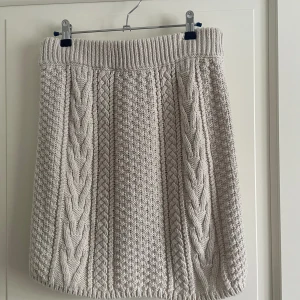Stickad Kjol - En beige stickad kjol. Strl M