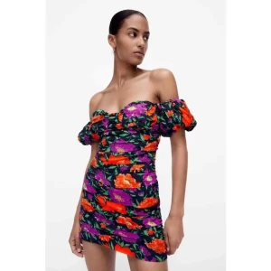 Blommig sommarklänning  - Köpt ca 2år sedan från Zara, har aldrig använts. Säljer pga att den passar inte mig, men den är super fin! Storlek 38 men mindre i storlek (jag är mellan 38 och 40). Kan mötas upp runt Söder/TC/Östermalm eller så kan frakta, köparen står för frakt 🚚 