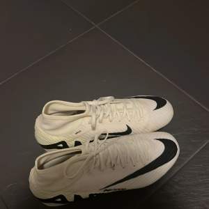 Hej säljer mina fotbollskor som jag använt kanske 4 gånger. - Air zoom superfly 9 ACADEMY FG/MG Funkar på konstgräs o vanligt gräs.