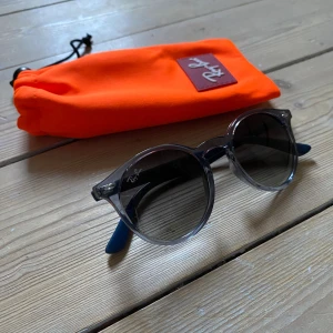 Ray-Ban solglasögon  - Säljer dessa snygga ray-ban solglasögonen! Jättebra skick💫  Bredd = 12 cm Höjd = 4,5 cm