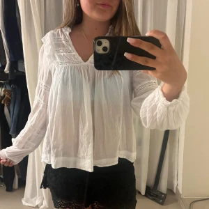 neo noir blus - superbra skick, knappt andvänd. köpt för ca 800kr