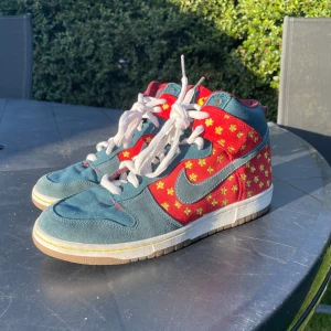 Nike SB dunk high ”Quagmire” SAMPLES - Säljer dessa väldigt sälsynta Quagmire dunksen (SAMPLES) från 2008. Dessa är i Storlek 42.5 US9.   No box!  För mer information är det bara att fråga!  Pris: 6500kr 
