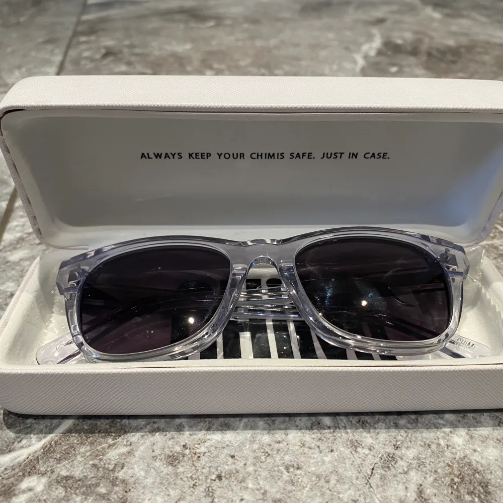 Heej! Säljer mina helt ny chimi solglasögon. Fick de i present, men säljer de för att de inte passade mig tyvärr. Vill gärna att någon annan får glädje av dem. De är gråa, 007. Kika gärna på mina andra annonser, säljer mycket:) . Övrigt.
