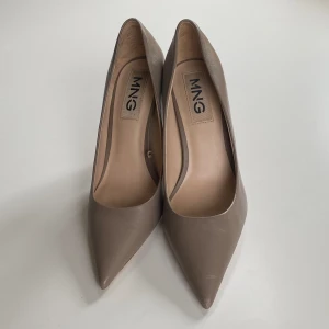 Klackar i fuskläder  - Skitsnygga klackar i fuskläder. Storlek 41 