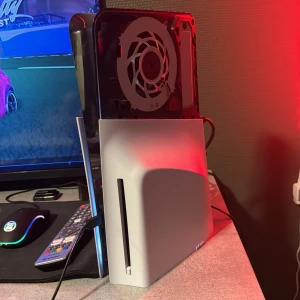 2 månader gammalt ps5 - Som ny allt funkar förutom jag har tagit bort skyddet