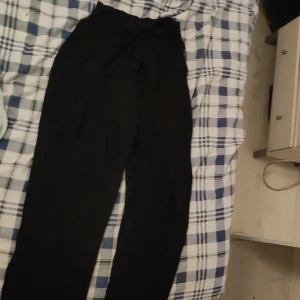 Svarta byxor  - Har inga fläckar eller nått. De används bara aldrig har använt de 2-3 gånger om man vill att vi ska stryka eller tvätta de så säg till inanna köp