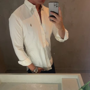 Ralph Lauren skjorta - Hej, säljer nu min fina Ralph Lauren skjorta storlek M slimfit. Den är i nyskick och kommer vara otroligt snygg i sommar. Nypris 1500kr! Vi kommer att sälja liknande produkter nu i sommar så glöm inte följa profilen!🌊🍾