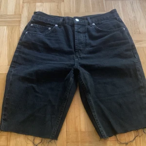 Långa shorts - Långa svarta denim shorts i mycket bra skick!