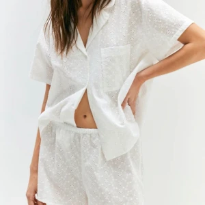 Vitt sett - Ett vitt sett från hm med shorts och skjorta, som är en pyjamas, men går lika bra att använda som vanligt var för sig eller som ett sett. Med broderi anglaise mönster. Använt 1 gång, nypris 400kr. Skriv om du har frågor 💞