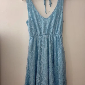 Blå klänning  - Blå sommarklänning i storlek M. Tunnt och svalt att ha på sommaren. Den har ett underbart mönster över hela klänningen. Knappt använd. 200kr eller bud