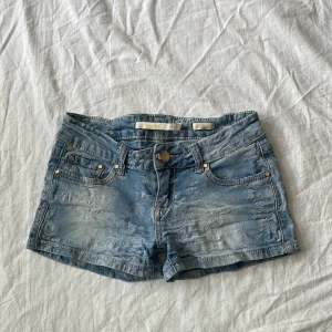 Jeansshorts  - Bra skick! Lite urtvättade (materialet lite tunnare) mått: midjemått rakt över 32-36 (stretch) grenhöjd 16,5 längd 22cm💗 har inga bilder på då de är för små!