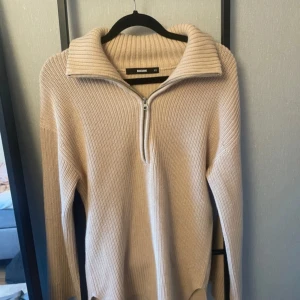 Beige stickad tröja - Aldrig använd 
