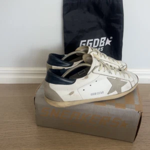 Golden goose skor - Golden goose skor i storlek 43 som självklart är äkta. Dem passar även stl 42🌟Skick:9/10✅ Vid snabb affär bättre pris🤝Modellen är en av de dyrare, inget og medföljer✨ Skriv vid minsta fråga så svarar vi så fort vi kan💛