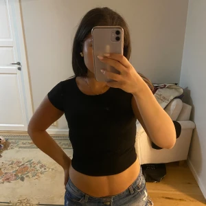 svart t-shirt - jättefin svart basic t-shirt, kolla gärna in mina andra annonser❤️