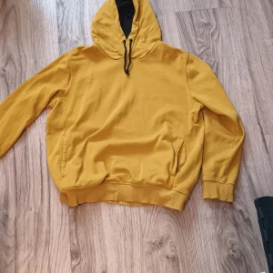 Två gula tjocktröjor  - Tröjorna är väldigt puffiga och mjuka. 1 för 50kr och båda för 100kr. Den med luva är M och den utan är S