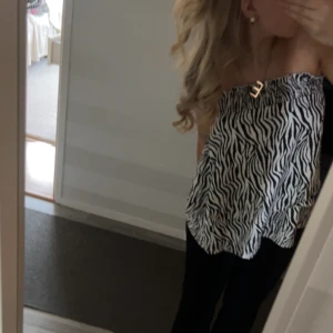Zebra kjol - En jätte fin kjol med zebra mönster. Funkar även perfekt som en topp. Den är stor i storleken och passar jättebra till S också.