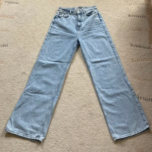 New look ljusblå jeans - Ljusblå jeans från new look. Aldrig använda