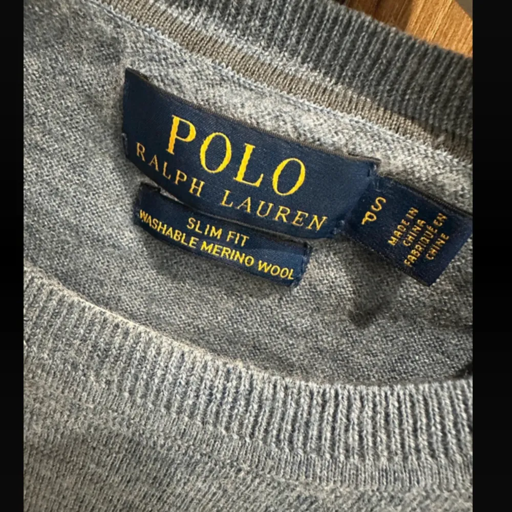 Säljer en stickad långärmad tröja från Polo Ralph Lauren i merino ull. Väldigt lite använd och är i mycket bra kvalite!  Skriv för mer bilder eller funderingar!😁. Tröjor & Koftor.