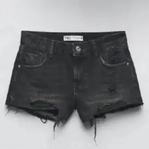jeans shorts i S från zara. dom är lite slitna vid ena hållet, skriv för bilder på de eller annant. 