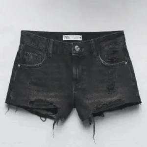 zara jeans shorts  - jeans shorts i S från zara. dom är lite slitna vid ena hållet, skriv för bilder på de eller annant. 