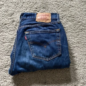 Levi’s 501 - Hej säljer min mörkblåa jeans från märket Levi’s som ständigt är trendiga. Dem har lite slitningar men inget som man tänker på skick 7,5/10. 