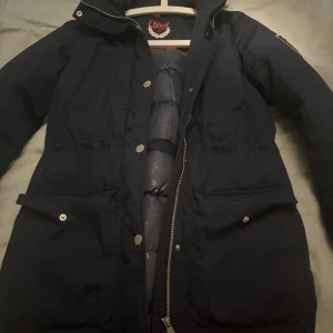 Vinterjacka  - Helt ny och oanvänd vinterjacka. Nypris 2.000. 