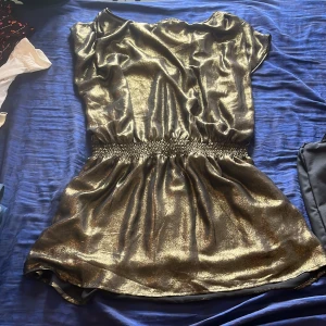 Klänning  - Den är lite genomsynlig 