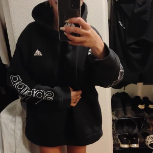 Adidas huvtröja large/xl - Svart Adidas huvtröja med fickor på magen luva samt står Adidas på båda armar