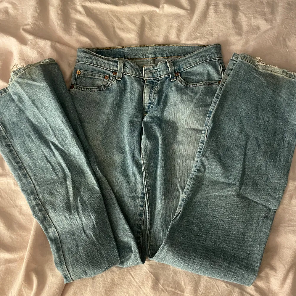 Slitna ner till vilket syns på sista bilden, annars fint skick! Midja 37 cm och innerben 80cm!💕. Jeans & Byxor.