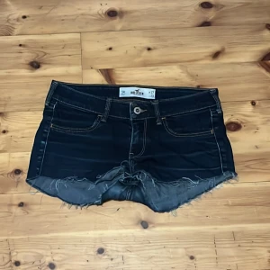 Jeans shorts - Hollister jeans shorts som jag har klippt själv. Storlek 27. Aldrig använda 