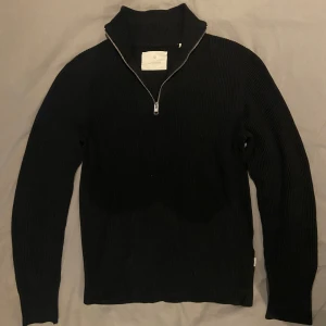 Half Zip Sweater - Half Zip Sweater. Knappt använd, som ny. Jättebra passform, snygg och skön. Säljer pga att jag inte använder den.