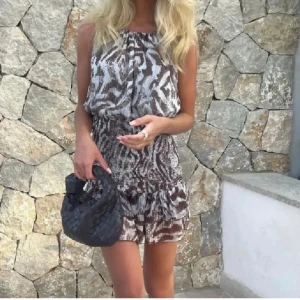 Zebra klänning från Zara - Säljer denna populära fina klänningen från Zara🌸 helt utan defekter och slutsåld på hemsidan