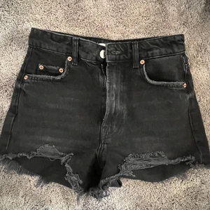 Zara shorts - Så snygga shorts från zara som tyvärr är för små för mig, de är i nyskick❤️