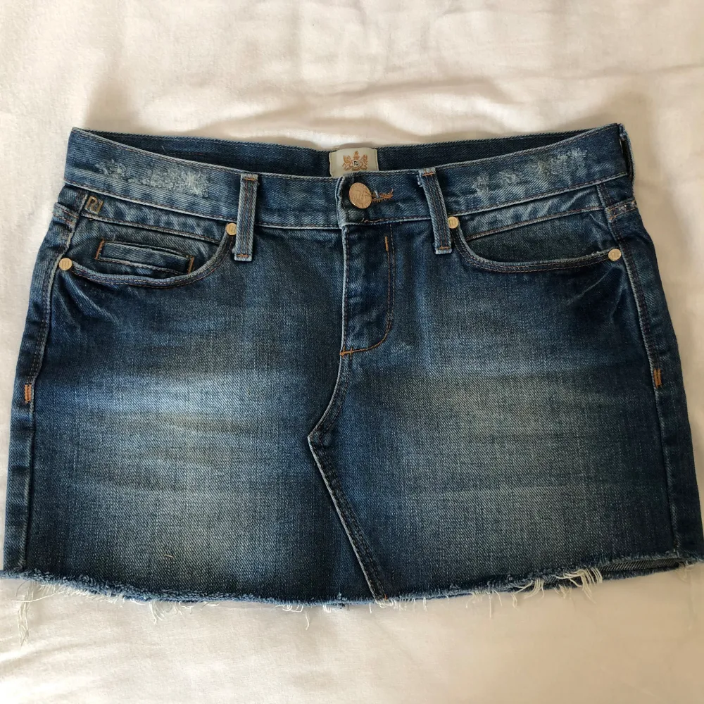 Jeanskjol från River Island R8, köpt på second hand. Inga defekter på kjolen! 🙌 Midjemått kors över: 38 cm  Längd: 30cm  Använd helst köp nu! 💕. Kjolar.