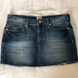 Lowwaist jeans kjol  - Jeanskjol från River Island R8, köpt på second hand. Inga defekter på kjolen! 🙌 Midjemått kors över: 38 cm  Längd: 30cm  Använd helst köp nu! 💕