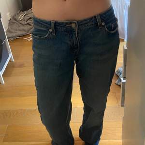 Mörkblå lågmidjade Levis Jeans, nästan oanvända väldigt bra kvalitet. 